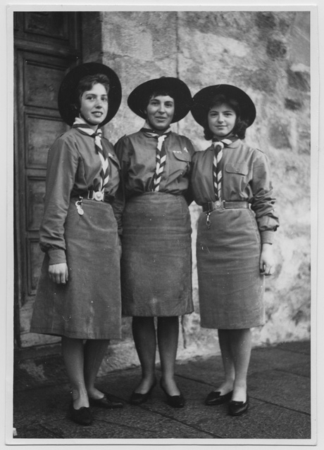 Esploratrici davanti alla chiesa di Santo Stefano a Tesserete