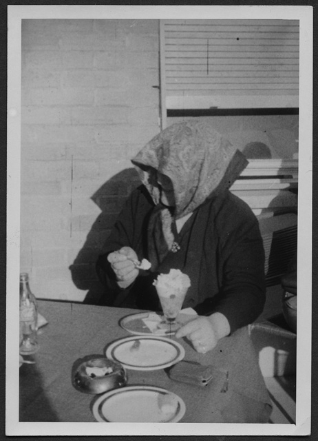 Maria Antonini mentre mangia una coppa gelato