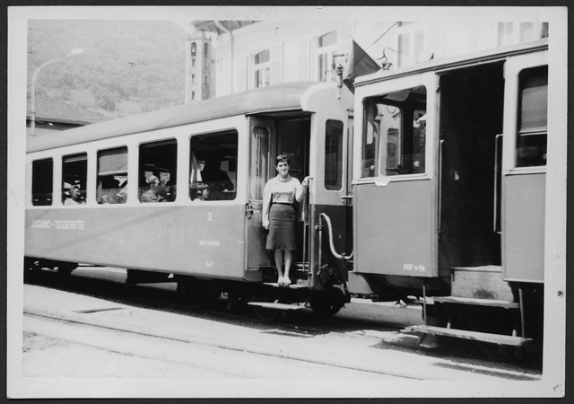 Beatrice Antonini a bordo di un convoglio della ferrovia Lugano-Tesserete