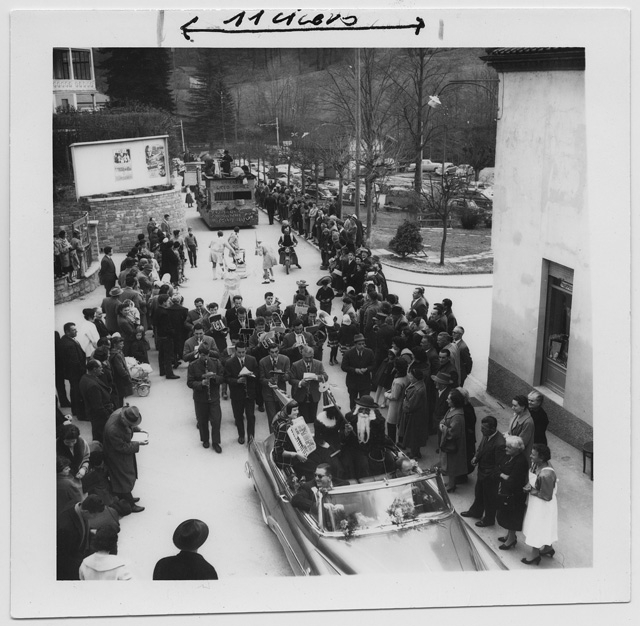 Passaggio della Filarmonica Capriaschese durante il carnevale di Tesserete