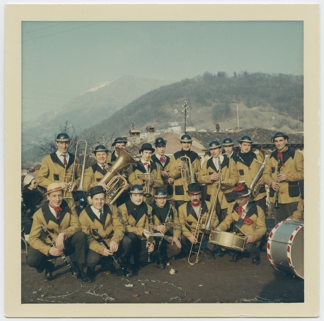 Filarmonica Capriaschese in posa durante il Carnevale