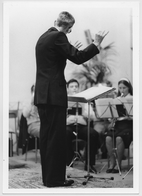 Maestro Osvaldo Colombi dirige la Filarmonica Capriaschese in occasione del concerto di gala per il 30°