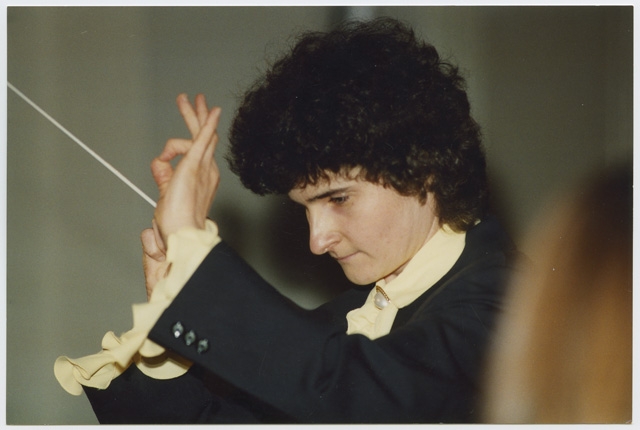 Maestra Flora Balmelli mentre dirige la Filarmonica Capriaschese