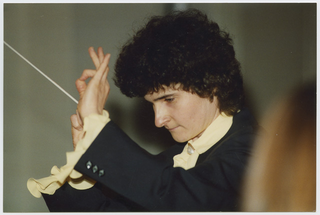 Maestra Flora Balmelli mentre dirige la Filarmonica Capriaschese