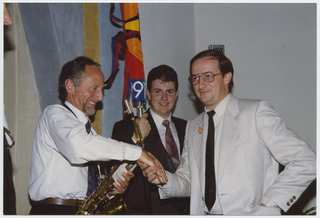 Cerimonia di inaugurazione del vessillo sociale della Filarmonica Capriaschese con il suo ideatore Mauro Menghetti (a sinistra)