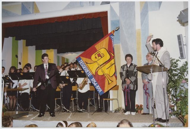 Don Gianfranco Feliciani benedice il vessillo sociale della Filarmonica Capriaschese