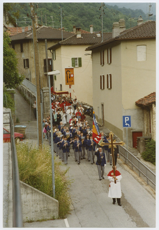 Filarmonica Capriaschese in processione in occasione del Corpus Domini