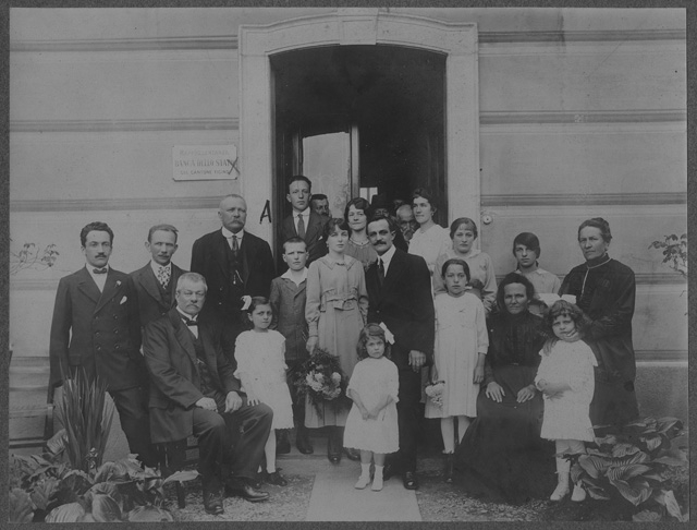 Gruppo di persone davanti a un edificio