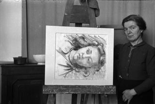 La pittrice Regina Conti in posa con un suo disegno