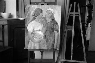 Interni dello studio di Regina Conti con il dipinto "Contadine"