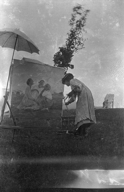 Regina Conti ai monti di Roveredo durante la lavorazione del dipinto "Ragazze che cantano"