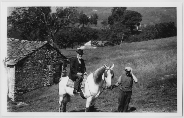 Eli Conti (a cavallo) con un amico ai monti di Roveredo
