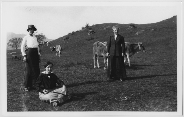 Donne della famiglia Conti in un pascolo ai monti di Roveredo