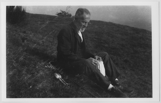 Eli Conti seduto su di un prato ai monti di Roveredo