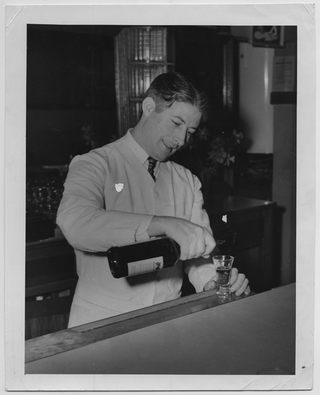 Angelo Rossini in divisa da cameriere a Seattle