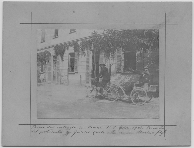 L'ingegnere Carlo Quirici (a destra) a bordo di una biciletta con rimorchio davanti alla casa di Monza