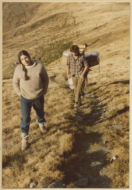 Brigit e Daniele Rovelli a Piandanazzo mentre trasportano a valle il formaggio dell'alpe