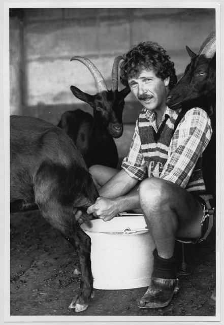 Daniele Rovelli mentre munge una capra