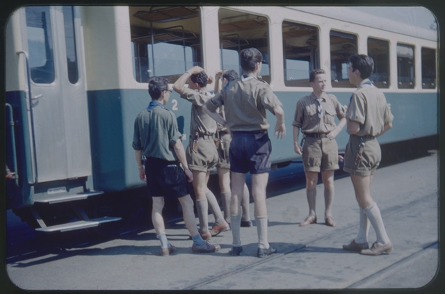 Scout bernesi della Roverrotte Cepheus davanti a un convoglio della ferrovia Lugano-Tesserete