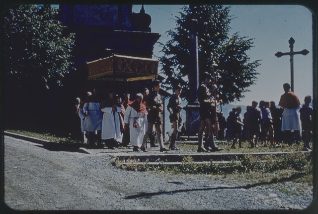 Arrivo di una processione alla chiesa di San Barnaba a Bidogno