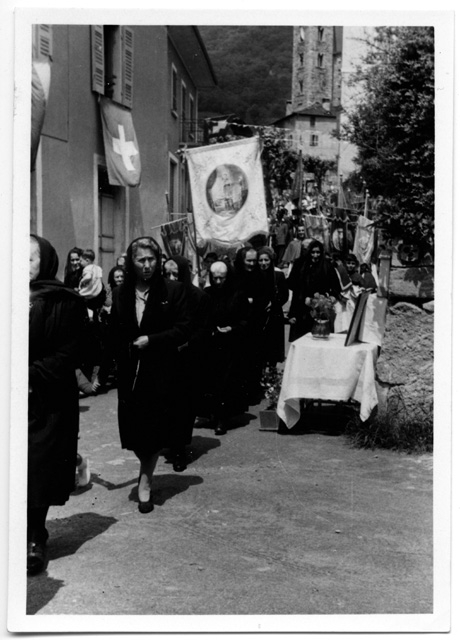 Donne alla processione del Corpus Domini