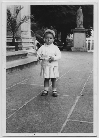 Chiara Guerra davanti alla cattedrale di San Lorenzo a Lugano