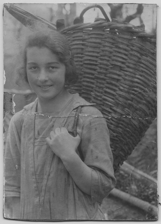 Ritratto di Regina Fumasoli con la gerla