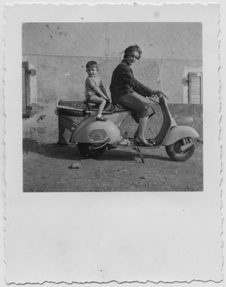 Irma Storni con il nipote Waldo Morandi in sella ad una motocicletta