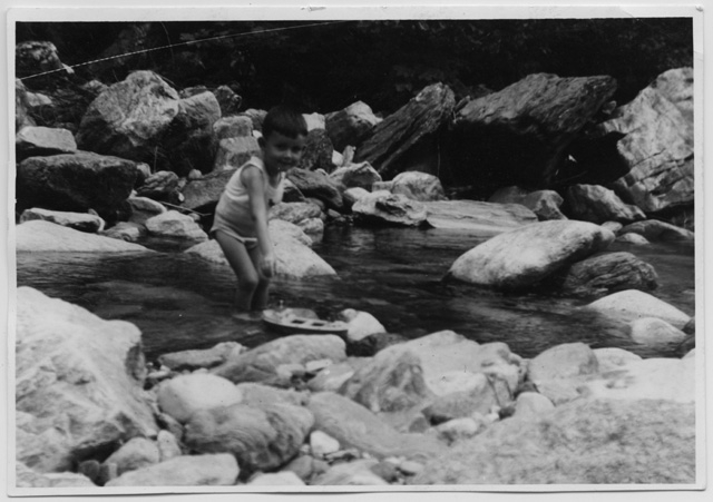 Waldo Morandi che gioca con una barchetta nella Maggia a Fusio