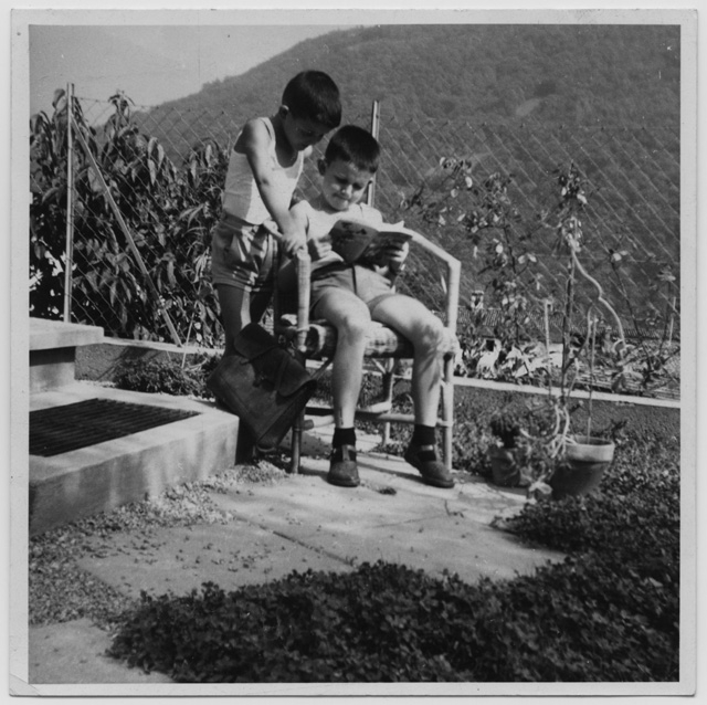 Claudio e Waldo Morandi mentre leggono in giardino a Lugaggia