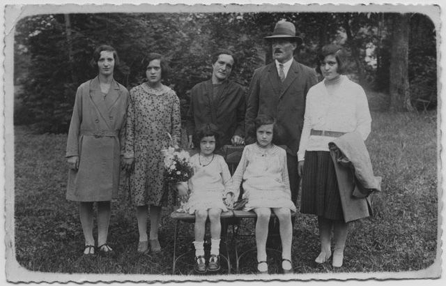 Ritratto della famiglia Storni-Lepori in un prato