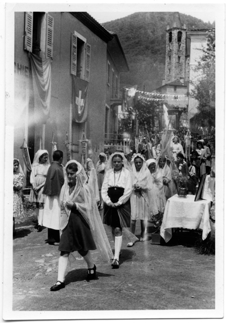 Ragazze alla processione del Corpus Domini