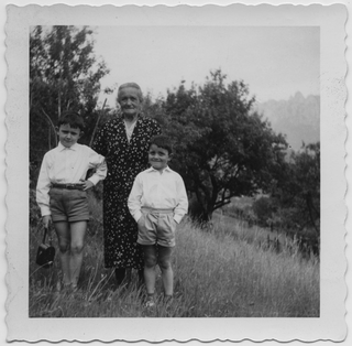 Luigina Lepori-Storni con i nipoti Waldo e Claudio nell'orto di Bigorio