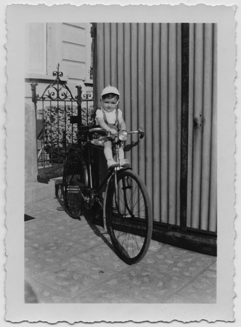 Waldo Morandi in sella a una bicicletta