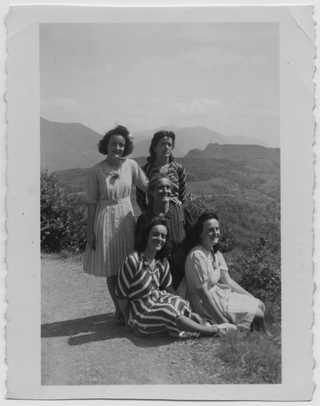 Ritratto di Luigina Lepori-Storni con le figlie a Bigorio