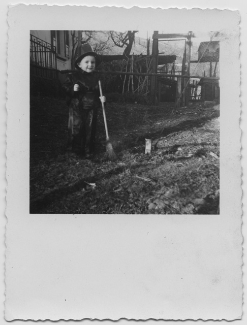 Claudio Morandi mascherato da spazzacamino a Lugaggia