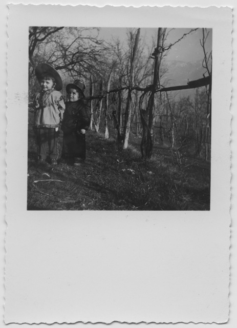 Waldo e Claudio Morandi in maschera al ronco Ferin a Bigorio