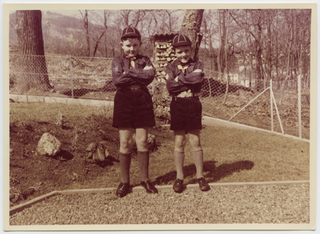 Ritratto di Waldo e Claudio Morandi in divisa da lupetti