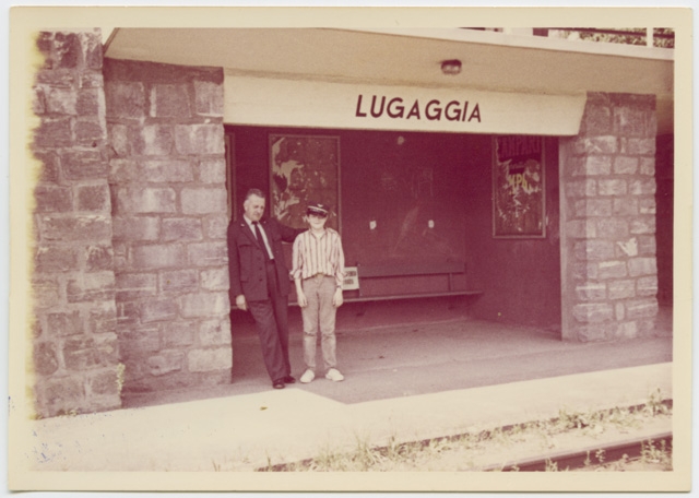 Arcangelo Antonini e Claudio Morandi alla fermata del tram a Lugaggia