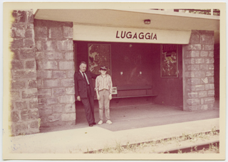 Arcangelo Antonini e Claudio Morandi alla fermata del tram a Lugaggia