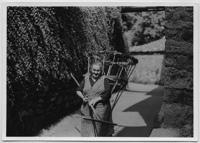 Teresa Antonini con rastrello e cargansc a Lugaggia