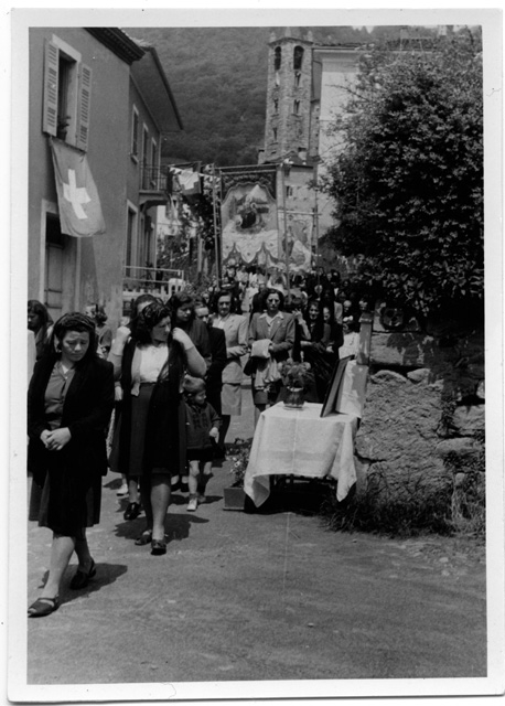 Donne alla processione del Corpus Domini