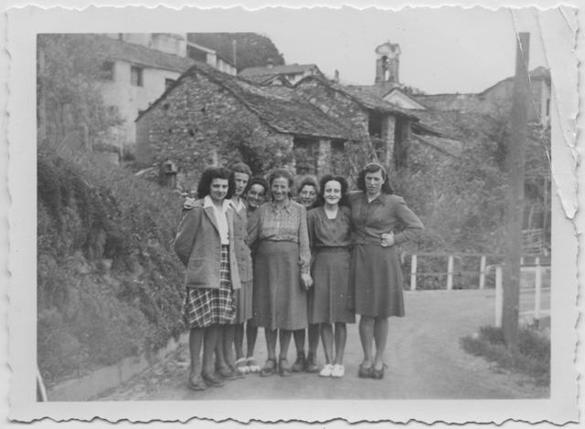 Ragazze in posa sulla strada a Bigorio