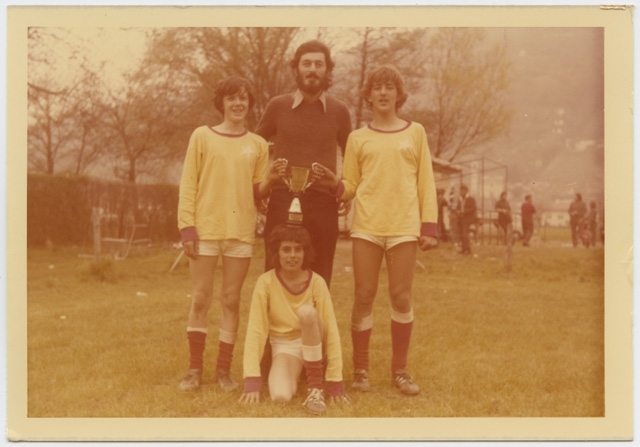Sezione giovanile del F. C. Stella Capriasca in posa con un trofeo