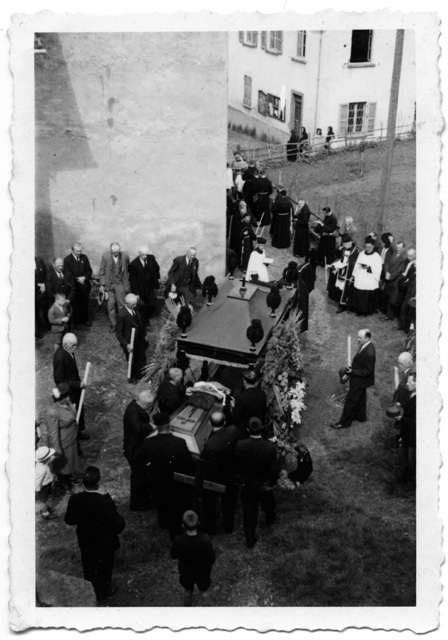 Partenza del corteo funebre di Eugenio Morosoli da Vaglio