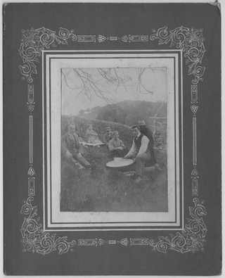 Gruppo di persone ritratto durante un pranzo all'aperto