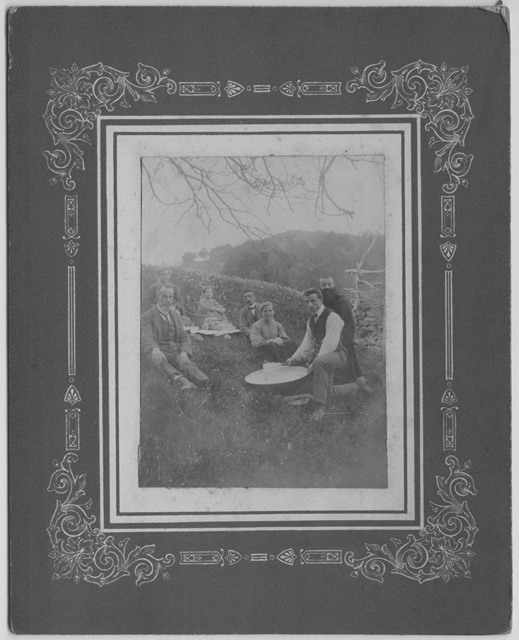 Gruppo di persone ritratto durante un pranzo all'aperto
