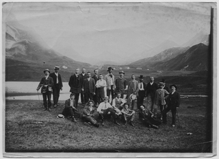 Gruppo di uomini ritratto davanti a un lago in Leventina