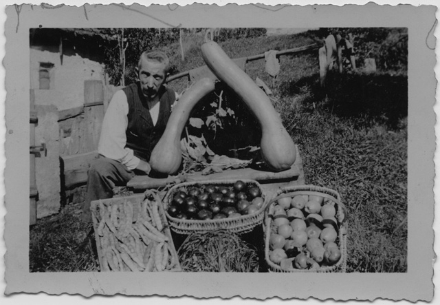 Giovanni Giovannini ritratto con il raccolto del suo orto a Lelgio