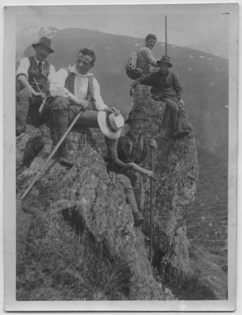 Escursionisti in posa sui Denti della Vecchia